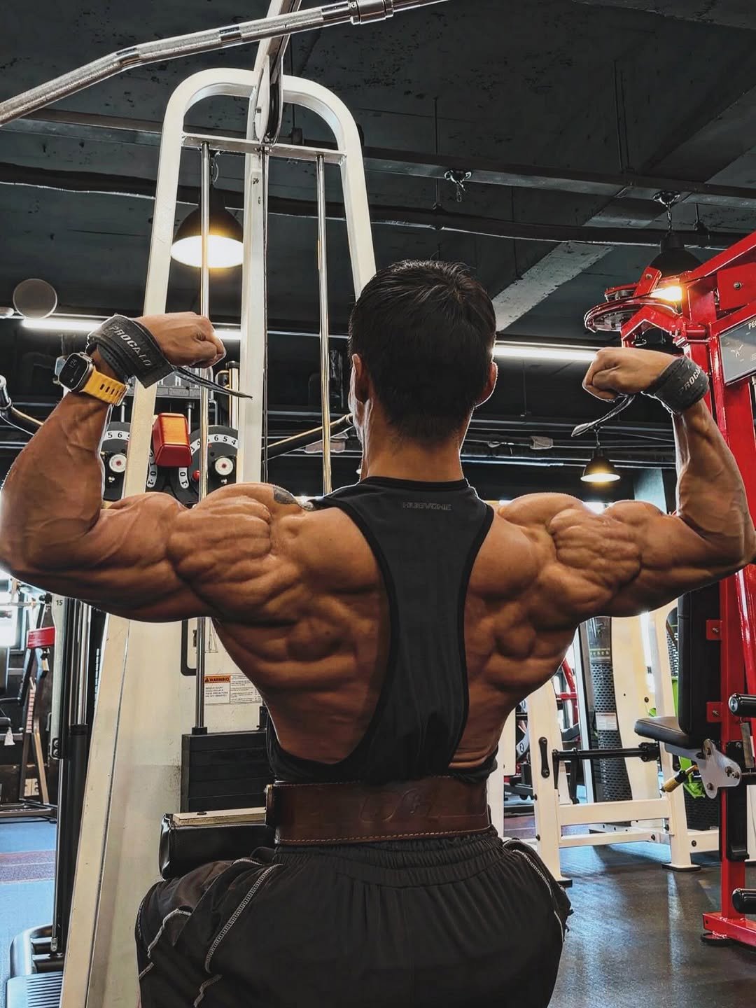 Photo by 코리안헤라클레스 이용승🇰🇷 on November 09, 2025. May be an image of one or more people, biceps, people bodybuilding, barbell and text.