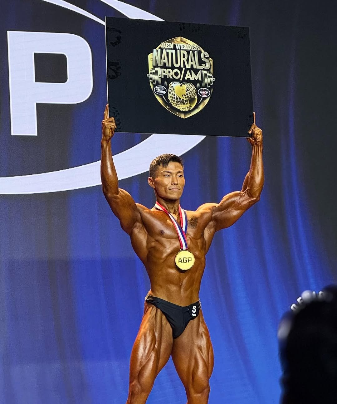 Photo shared by 코리안헤라클레스 이용승🇰🇷 on October 04, 2025 tagging @ifbbprokorea, and @benweidernaturals. May be an image of 2 people, biceps, people bodybuilding and text that says 'BEN NATURALS WELDER SEPRO/ PRO/AM PRO/A AM P AGP 5'.