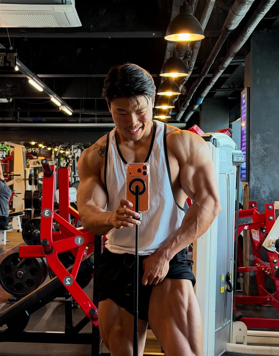 Photo by 코리안헤라클레스 이용승🇰🇷 on April 25, 2026. May be an image of one or more people, biceps, people bodybuilding, barbell and text.
