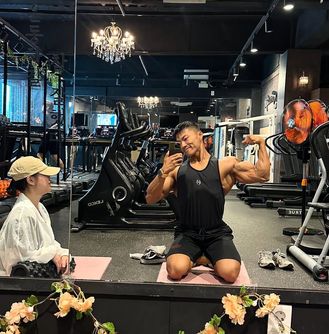 Photo shared by 코리안헤라클레스 이용승🇰🇷 on September 16, 2025 tagging @rankingdak_official, @ironmaxx_kor, @hugvone_kr, @procalo_official, and @_yebbod. May be an image of 2 people, biceps, treadmill, mirror and text.
