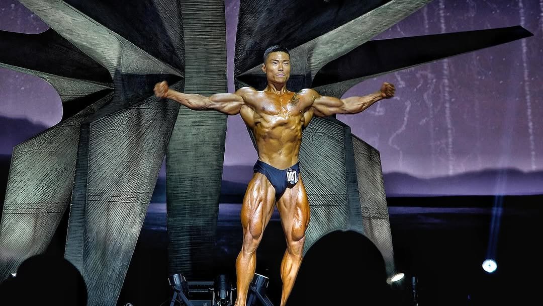 Photo shared by 코리안헤라클레스 이용승🇰🇷 on September 23, 2025 tagging @monsterzymofficial, and @ifbbproleaguekorea. May be an image of one or more people, biceps, people bodybuilding and text.