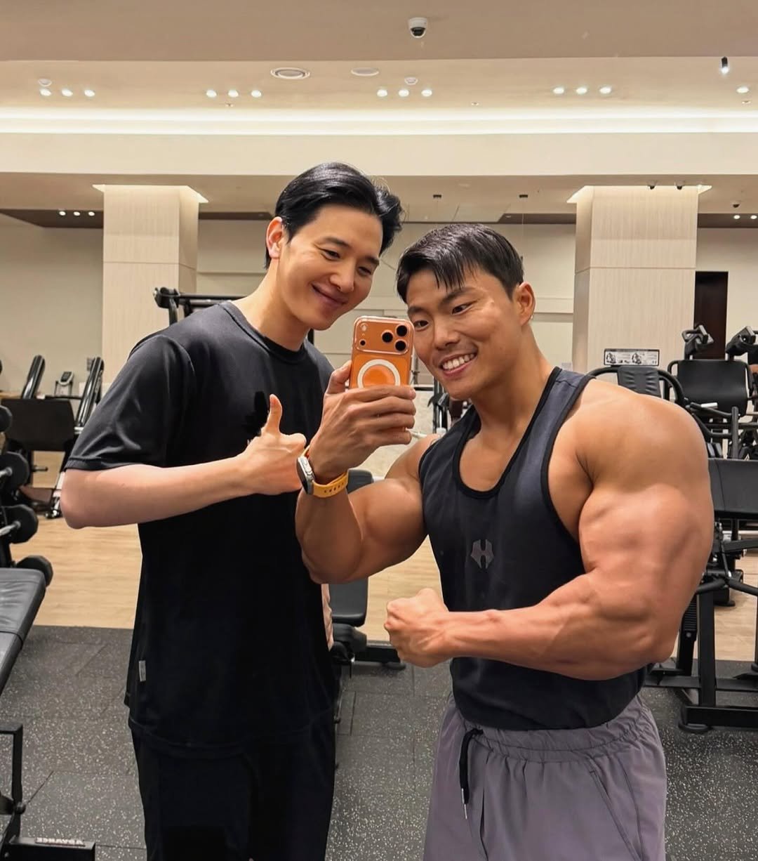 Photo shared by 코리안헤라클레스 이용승🇰🇷 on December 22, 2025 tagging @m_l_i_j_201. May be a selfie of one or more people, biceps, people bodybuilding and text.