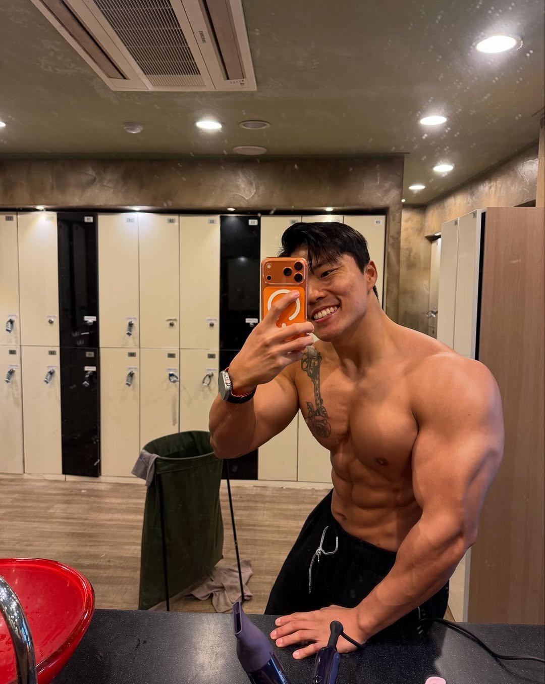 Photo by 코리안헤라클레스 이용승🇰🇷 on February 21, 2026. May be a selfie of one or more people, biceps, people bodybuilding and text.