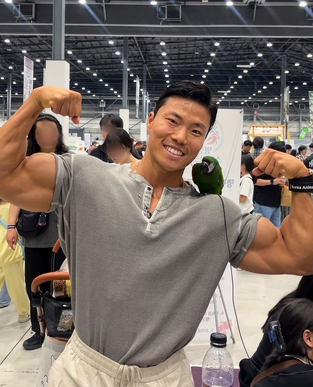 Photo by 코리안헤라클레스 이용승🇰🇷 on April 26, 2026. May be an image of one or more people, biceps, people bodybuilding, parrot, lorikeet, macaw and text.