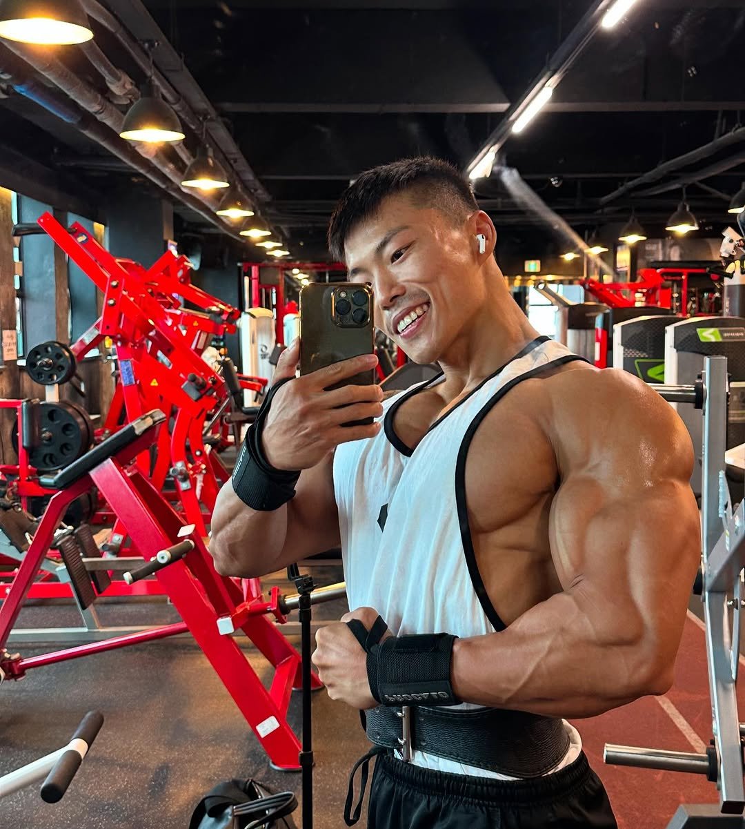 Photo shared by 코리안헤라클레스 이용승🇰🇷 on September 18, 2025 tagging @hugvone_kr, and @procalo_official. May be a selfie of 1 person, biceps, body building, dumbbell and text.