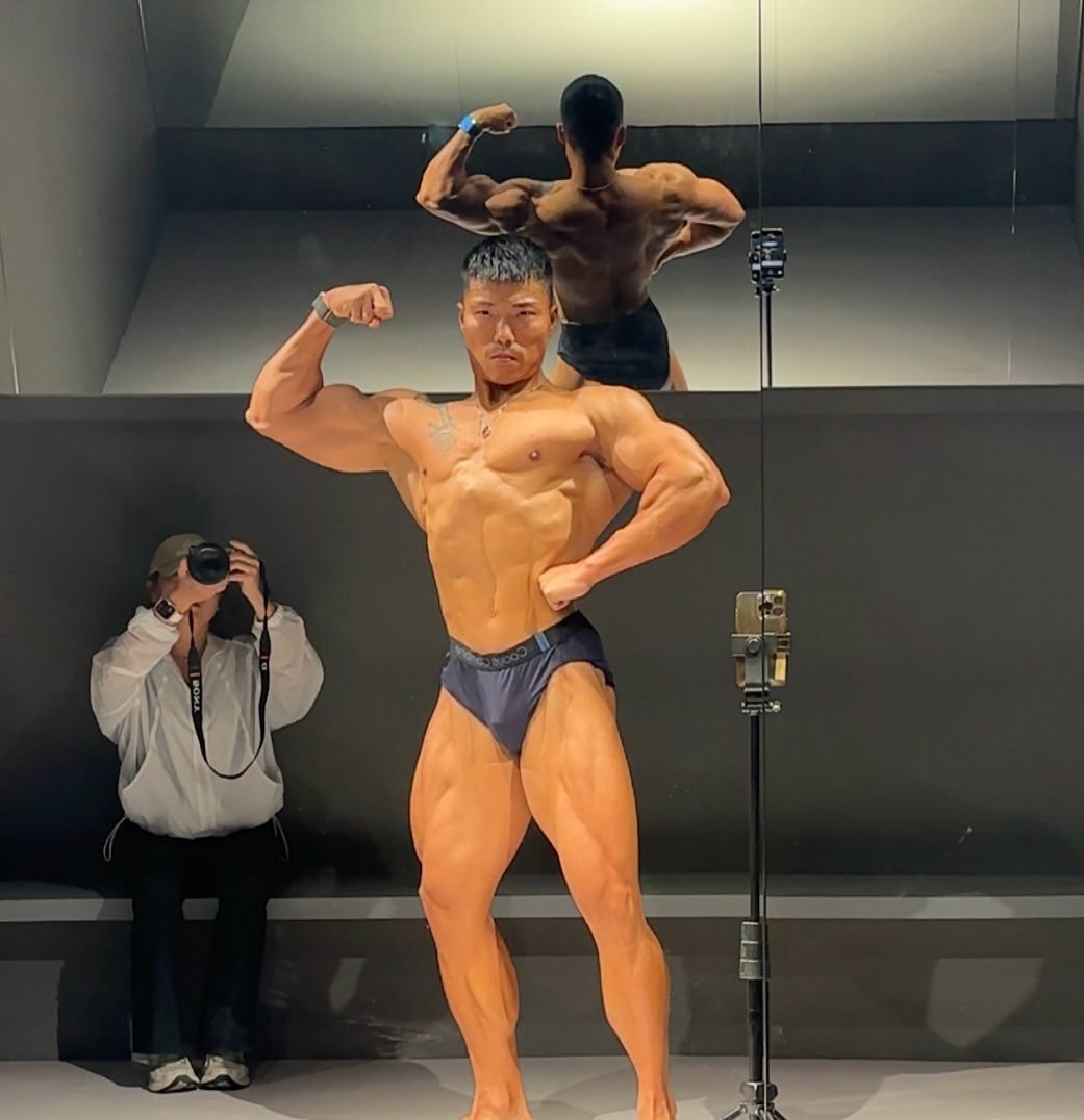 Photo shared by 코리안헤라클레스 이용승🇰🇷 on August 07, 2025 tagging @_yebbod. May be an image of 3 people, biceps, people bodybuilding, people standing and text.