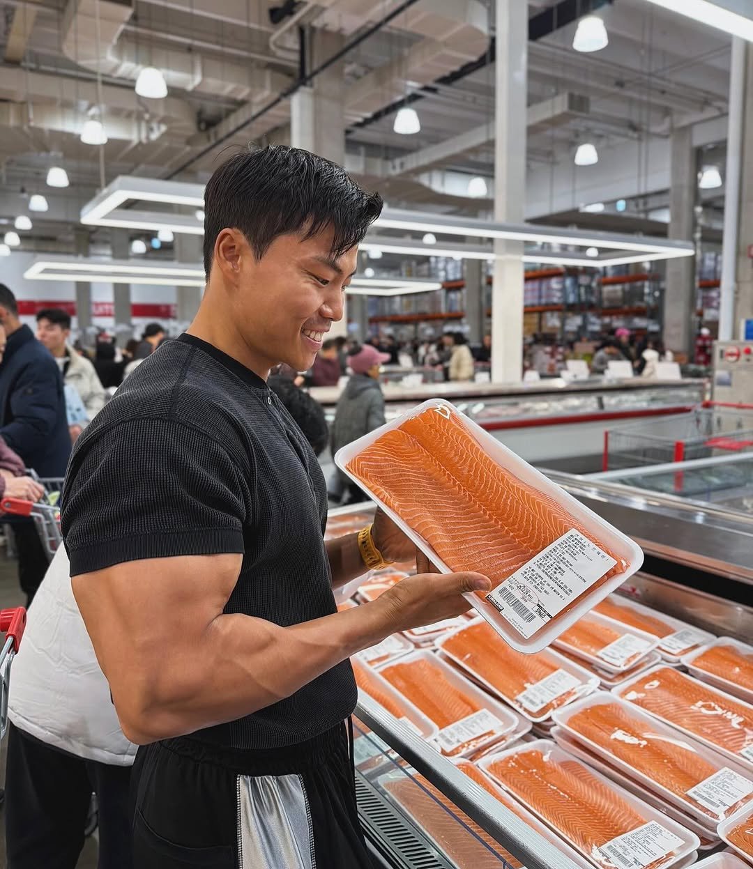 Photo by 코리안헤라클레스 이용승🇰🇷 on December 20, 2025. May be an image of fish, sushi, sashimi, smoked salmon, fillet, salmon and text.