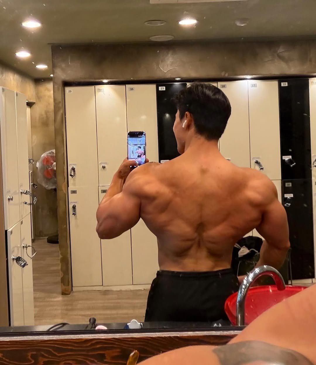 Photo by 코리안헤라클레스 이용승🇰🇷 on April 21, 2026. May be a selfie of one or more people, biceps, people bodybuilding and text.
