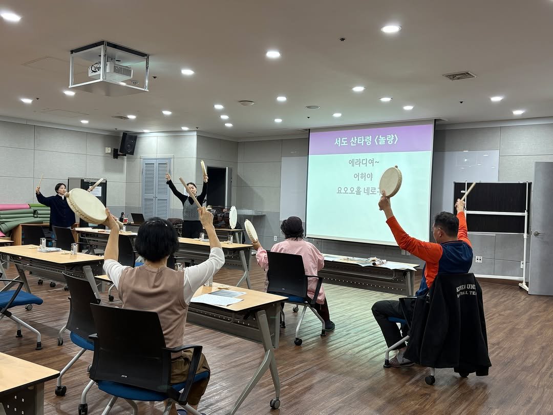 Photo by 서울우리소리박물관 on November 26, 2025. May be an image of studying, bureau, office and text that says '서도산타령놀랑) 서도 산타령 <놀량> 메라디여~ 어허야 요오오홀 요오오홀네로- 네로구'.