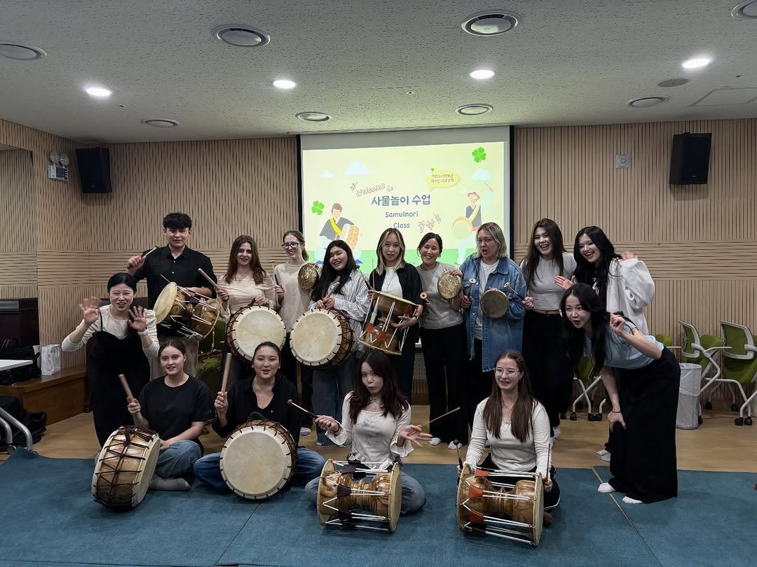 Photo by 서울우리소리박물관 on November 25, 2025. May be an image of drum, tambourine and text that says 'sicon ผอง 사물놀이 사물놀이수업 수업 Somulnori Class ตรร 노감추 守保茶 P'.