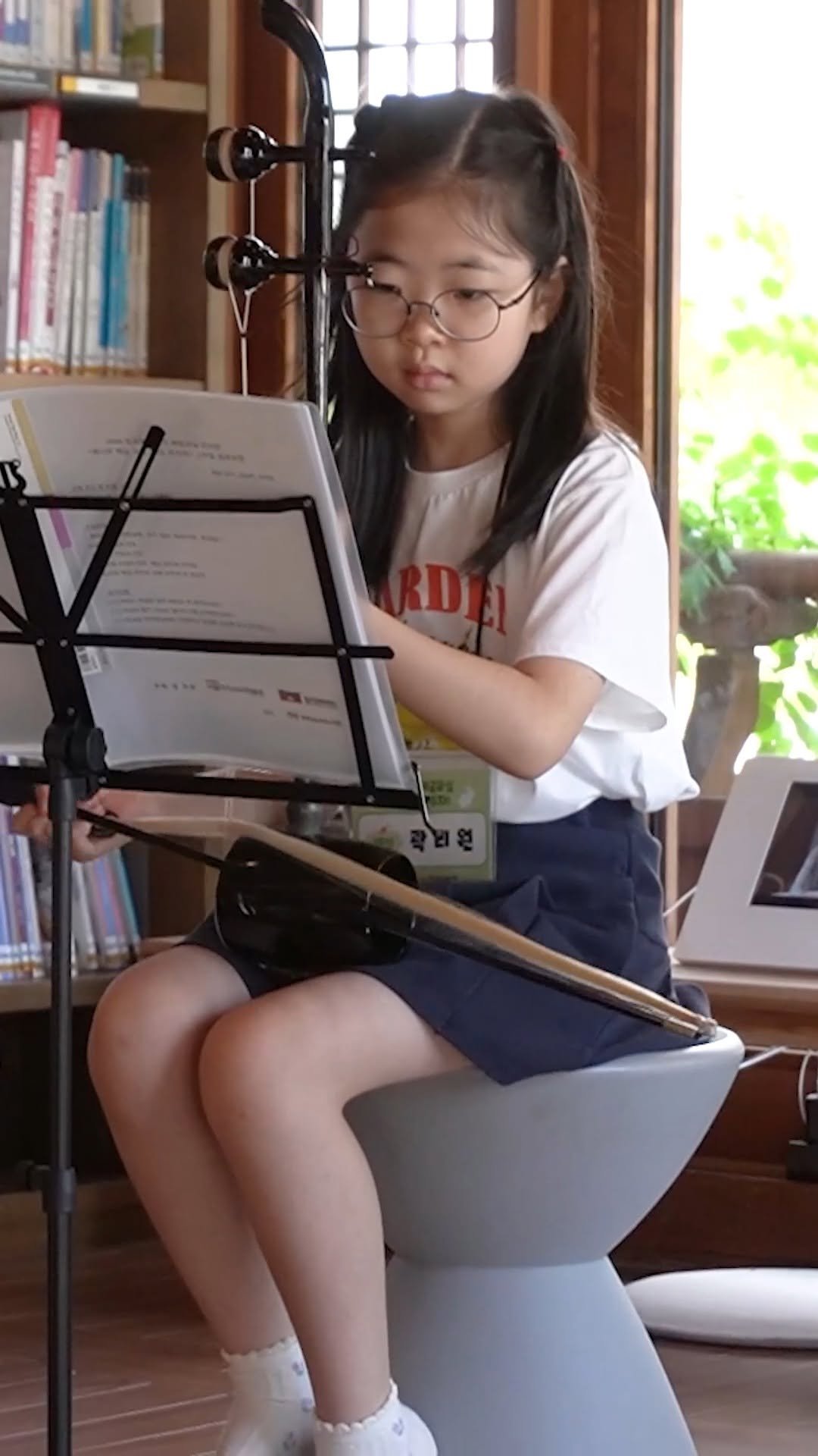 koreanfolkmusicmuseum 게시물 이미지: 처음 해금을 잡아본 아이들이 무대에 서기까지.
⠀
지난 6월, 서울우리소리박물관과...
