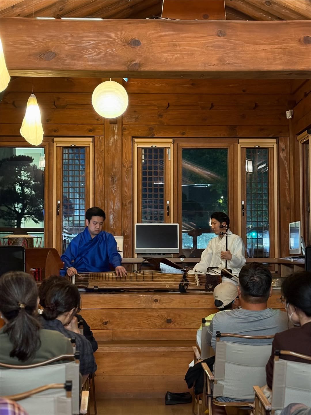 Photo shared by 서울우리소리박물관 on October 24, 2025 tagging @neigemaestro. May be an image of one or more people and text.