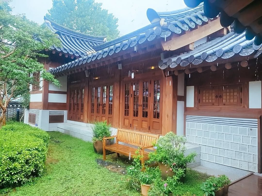 Photo by 서울우리소리박물관 on August 05, 2025. May be an image of temple, Gyeongbokgung Palace and text.