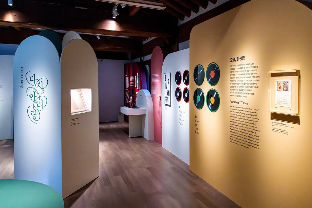 koreanfolkmusicmuseum 게시물 이미지: 💫
⠀
서울우리소리박물관 기획전 《다시, 아리랑》은
민요에서 대중음악에 이르기까지...