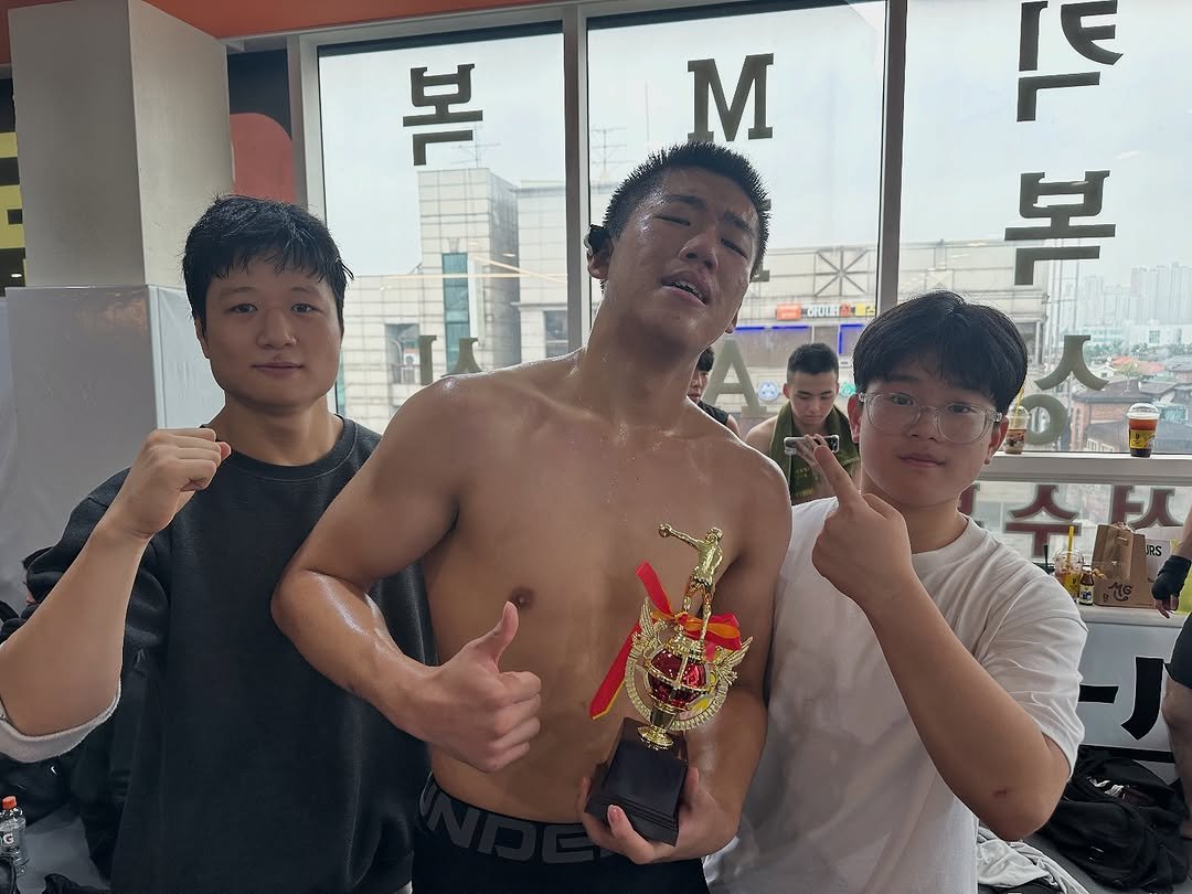 Photo shared by 코리안탑팀 영등포 | 킥복싱 | 주짓수 | MMA on October 29, 2025 tagging @motarz1n, and @ijunseo526_mma. May be an image of one or more people and text that says '본 Μ OFOL 본 본 ሥ'.