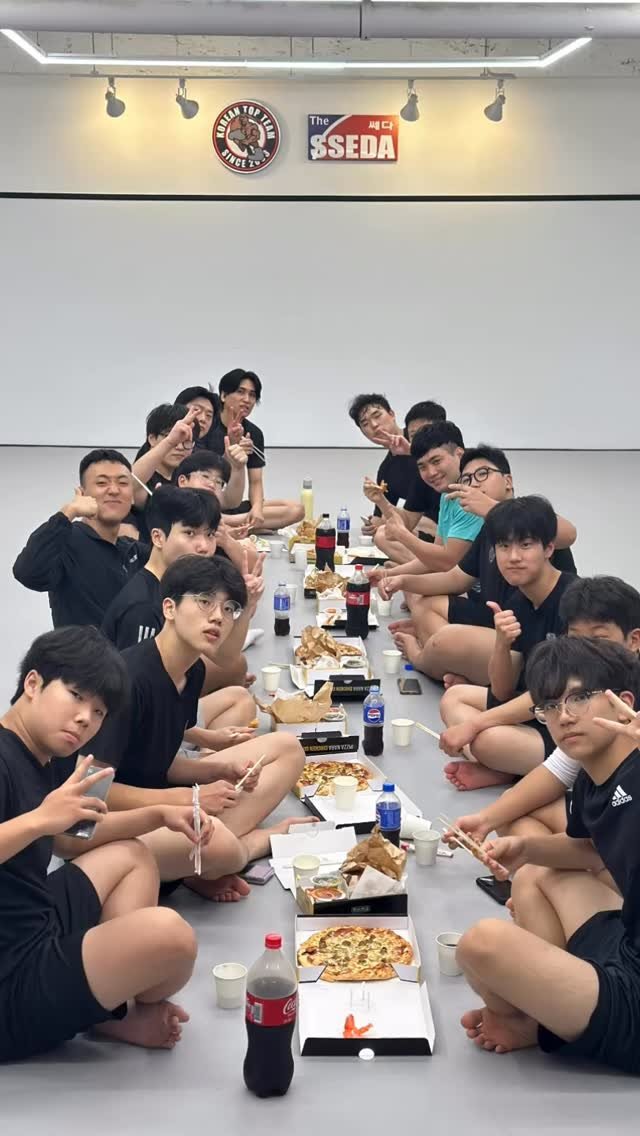 koreantopteam_ydp 게시물 이미지: 격투꿈나무들과 피자치킨 파티🍗🍕
9월도 함께 운동해요😀
.
.
🏆영등포 최고...