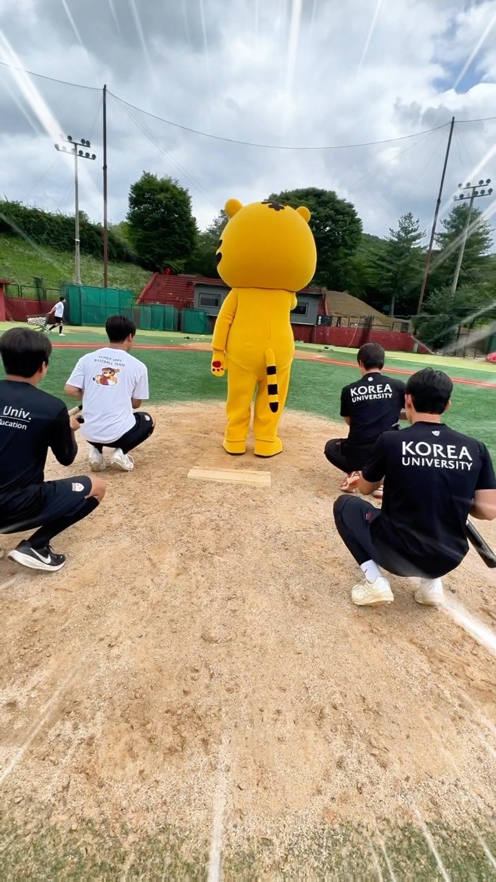 koreauniv.official 게시물 이미지: 요즘 가장 핫한 꼬마선장 배에 탑승한 호이와 고려대학교 야구부 선수들!...