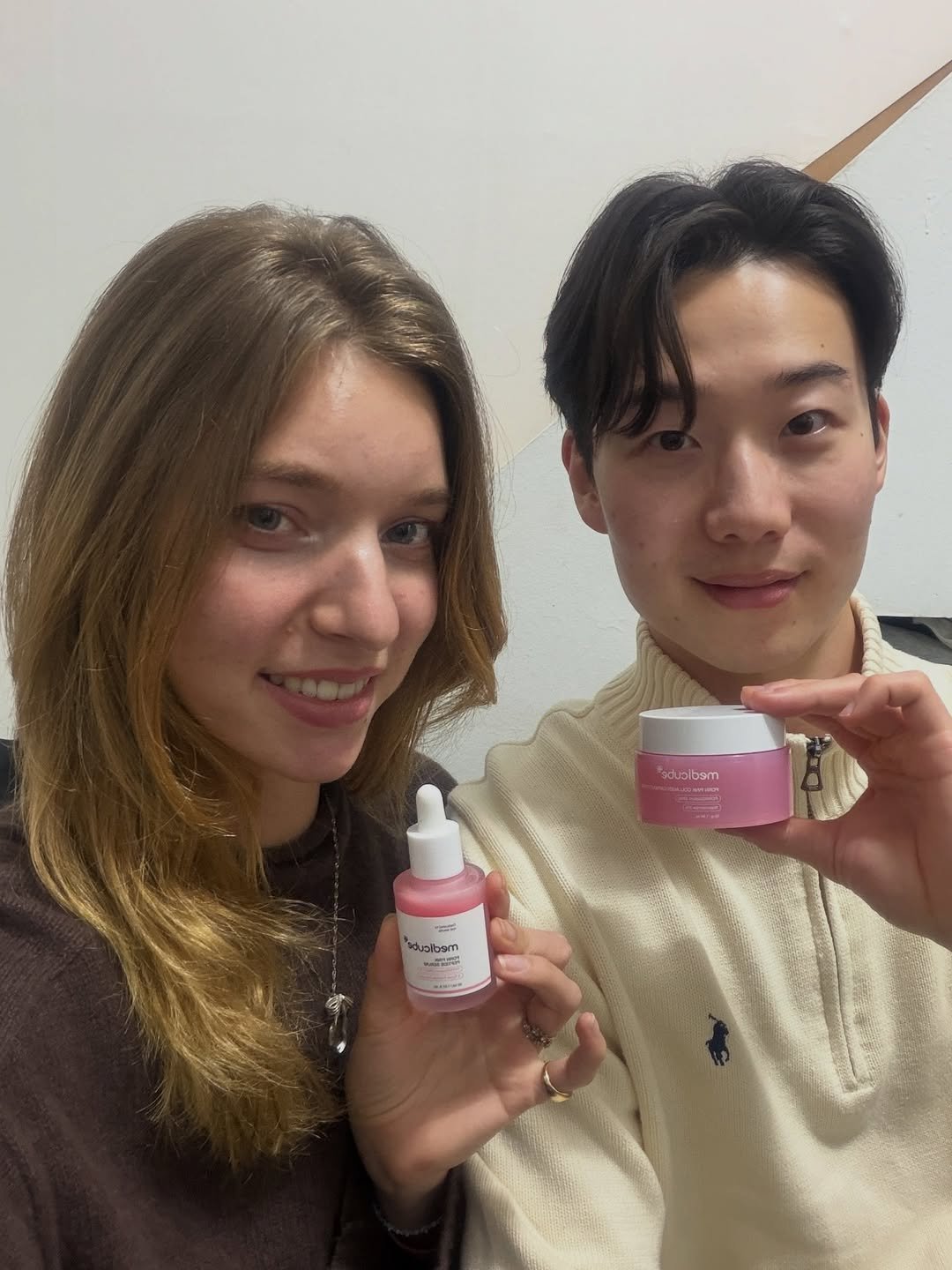 Photo by 코프라커플🇰🇷🇫🇷/Korfra Couple on March 06, 2026. May be an image of one or more people, makeup, hair product, hand cream, lotion and text.