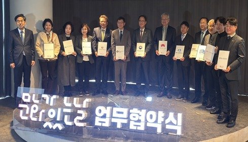 Photo by 한국박물관협회 on March 19, 2026. May be an image of ‎suit and ‎text that says '‎CT udoa ירים Lur चव 업무협약식 엄무협‎'‎‎.