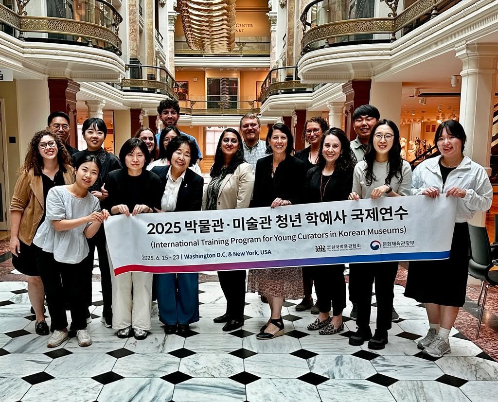 Photo shared by 한국박물관협회 on June 25, 2025 tagging @smithsonian, @seoulmuseumofart, @arko_art_center, @krnamu, @busanmuseumofart, and @namu_sdm. May be an image of 10 people, people standing, office and text that says 'CENTER 一 2025 박물관· 미술관 청년 학예사 국제연수 (International Training Program for Young Curatorsi Korean Museums) 話 중한국박관관협회 관번된! 윤화제육관광보 2025. 15 23 Washington D.C.& New 25615-231wastingtnD.NewYork.US fork, USA'.