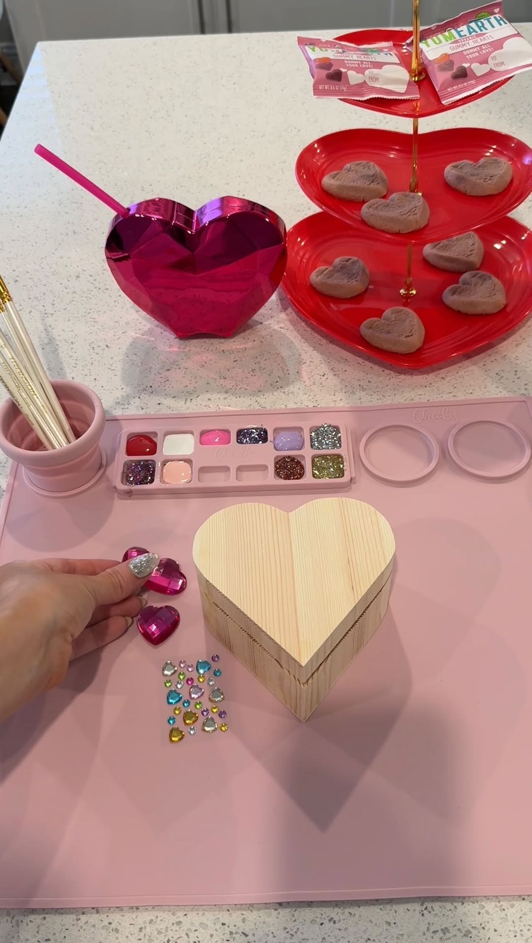 kristinnicolemiller_ 게시물 이미지: Valentines paint station for my kids♥️Comment...