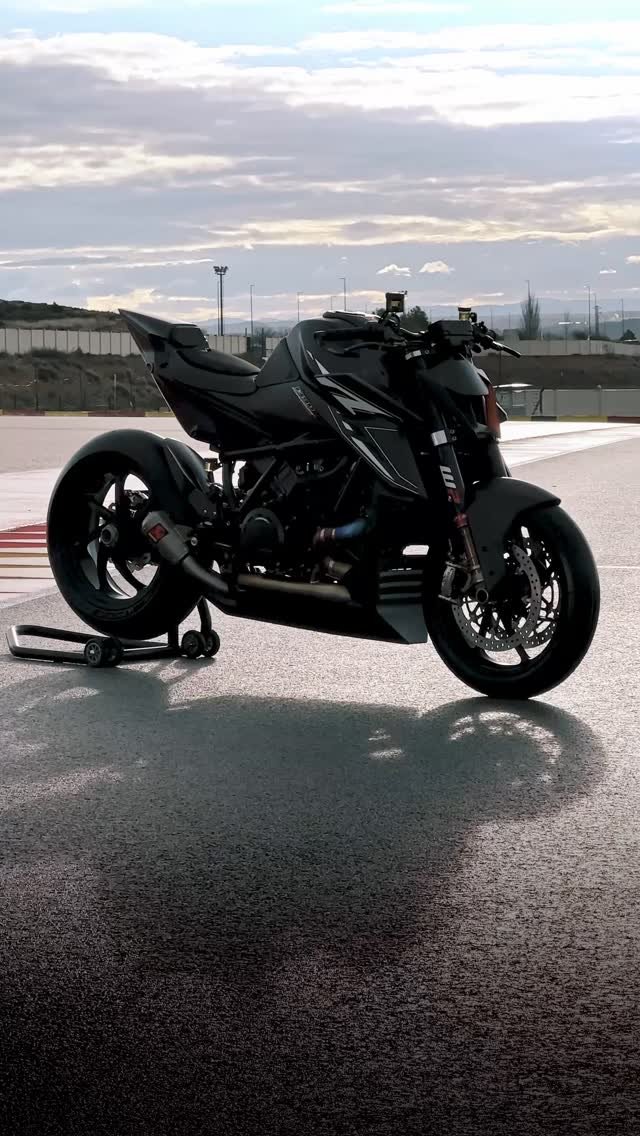 ktm_official 게시물 이미지: Track-only. No apologies.

Forged magnesium...
