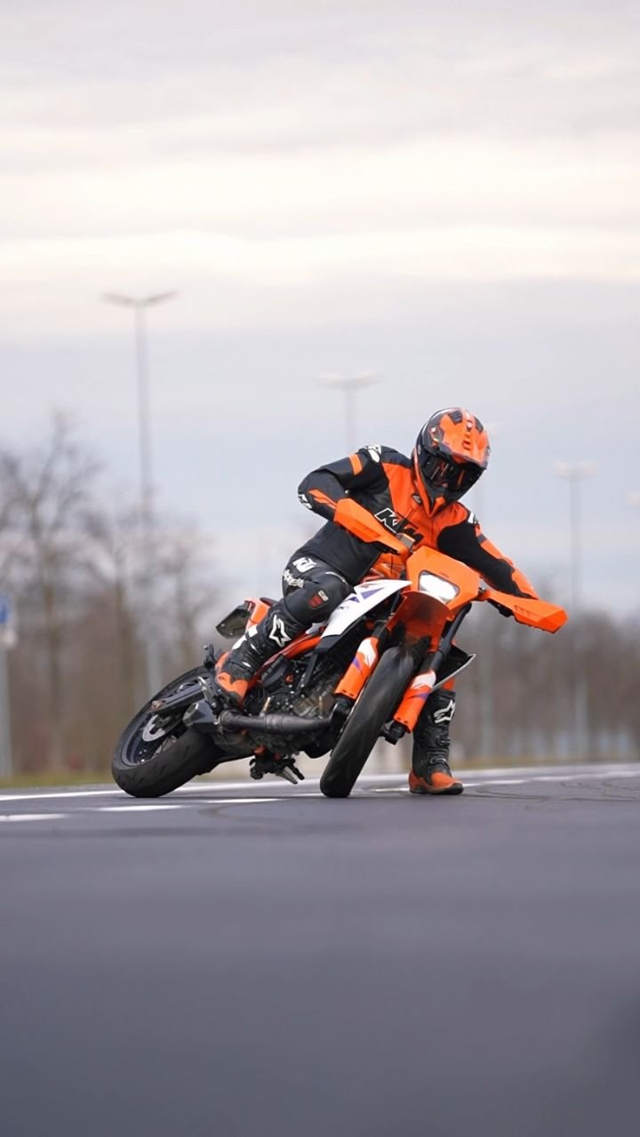 ktm_official 게시물 이미지: Slow motion slide on the KTM 390 SMC R.

Rate...