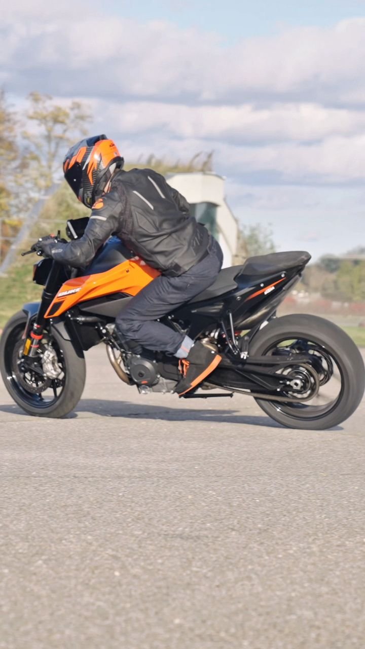 ktm_official 게시물 이미지: Feet up, tire singing... the art of donuts on...