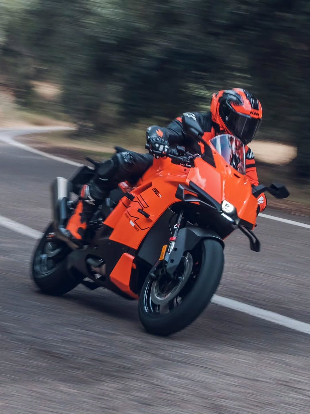 Photo by KTM on January 04, 2026. May be an image of racing vehicles, motorcycle, helmet, road and text that says '沙'.