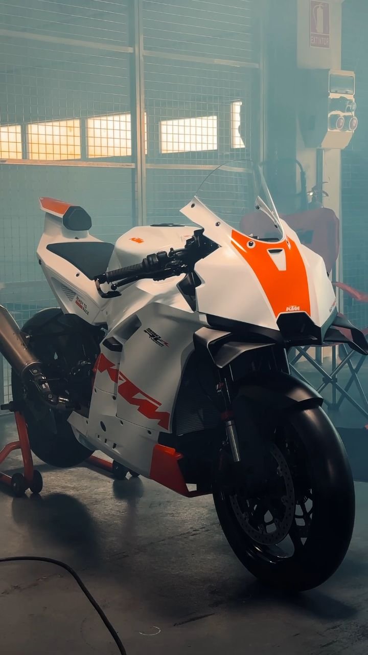 ktm_official 게시물 이미지: Focused and fast!

The KTM 990 RC R TRACK....