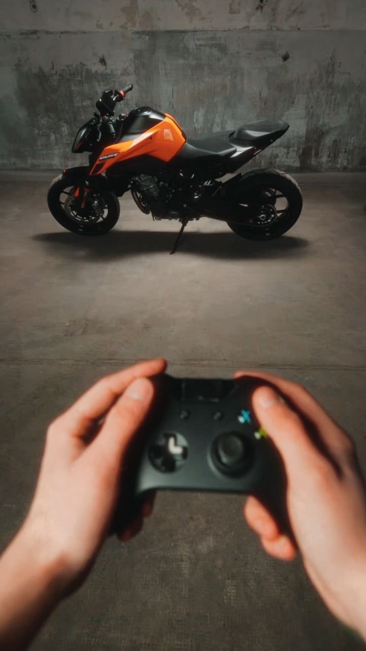 ktm_official 게시물 이미지: Cheat code activated.

Spawning the KTM 790...