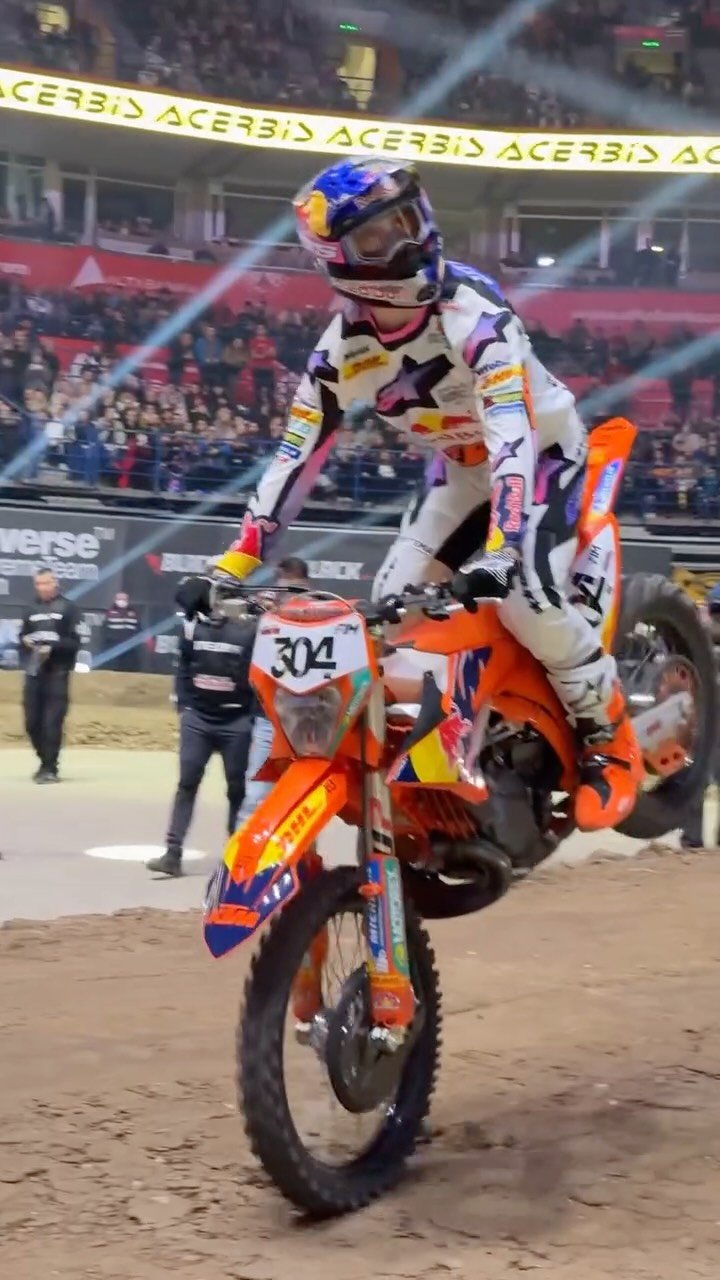 ktmfactoryracing 게시물 이미지: Night show time - let’s go, Mani! 💪

#KTM...