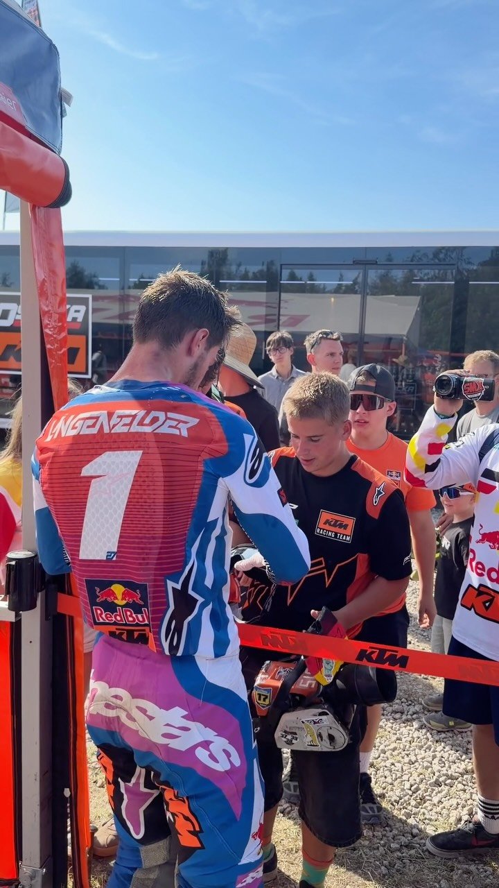 ktmfactoryracing 게시물 이미지: Time with the fans after taking pole position...
