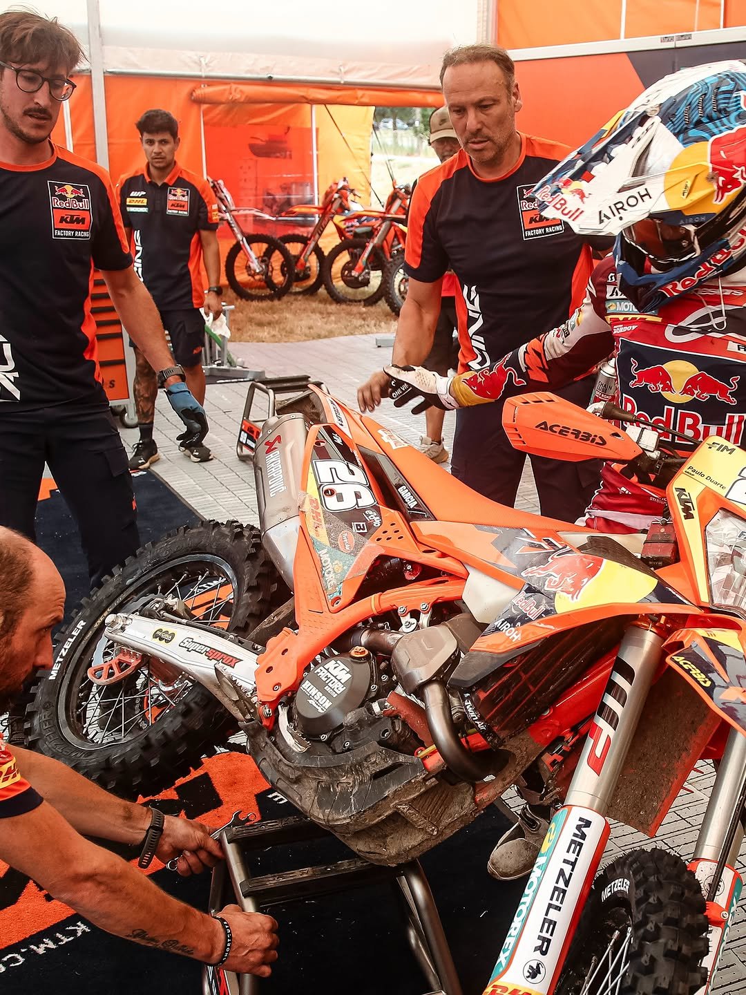 ktmfactoryracing 게시물 이미지: Team work makes the dream work! 🔥🧡

Behind...