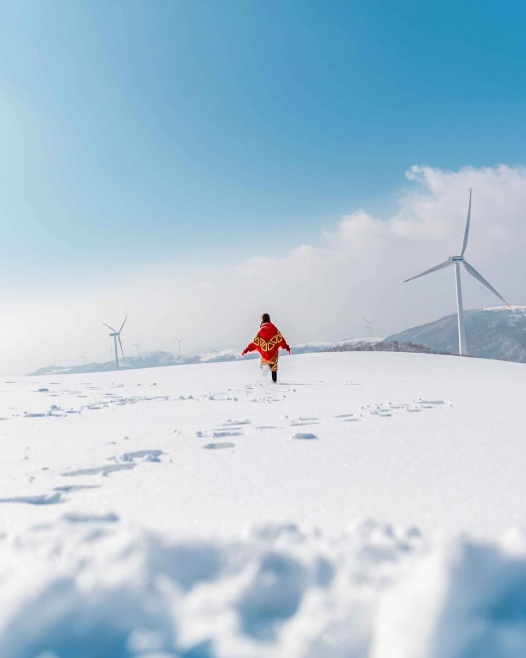 Photo by 대한민국 구석구석 | 국내여행 가이드 on January 08, 2026. May be an image of ski, arctic, windmill, ski slope, cloud, snow and text.