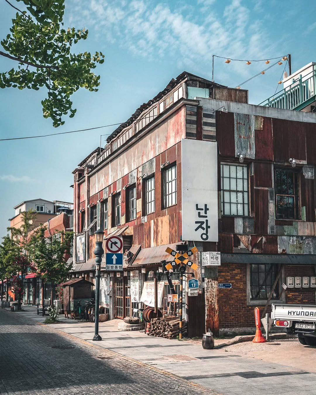 Photo by 대한민국 구석구석 | 국내여행 가이드 on April 23, 2026. May be an image of sparrow, fire escape, street, telephone pole, buildings and text that says 'X 冷。 난 자 난장 일방통원 미볼 一 即即即 A ΠΑ 8400218'.