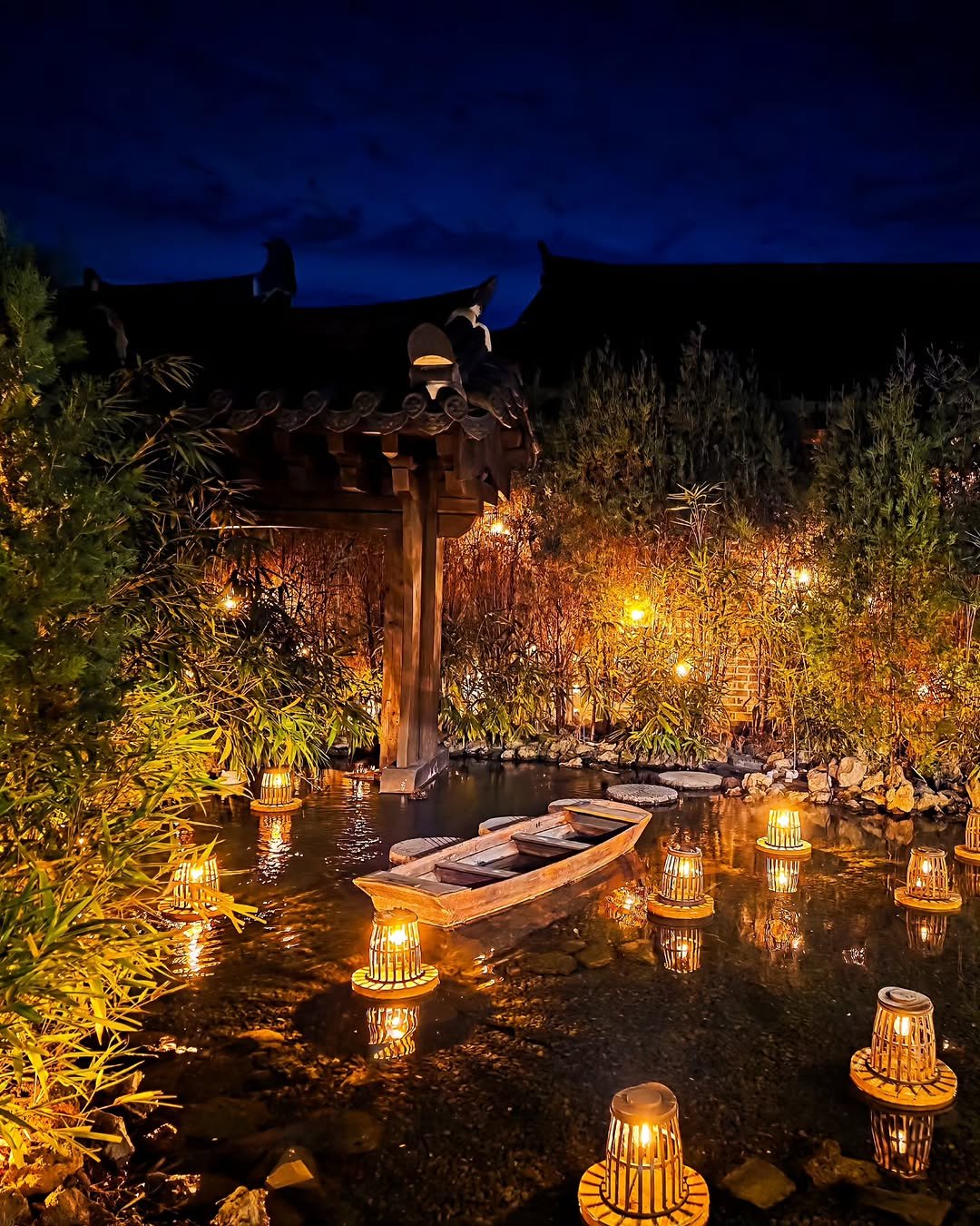 Photo by 대한민국 구석구석 | 국내여행 가이드 on January 16, 2026. May be an image of wind chime, lantern, twilight and text.