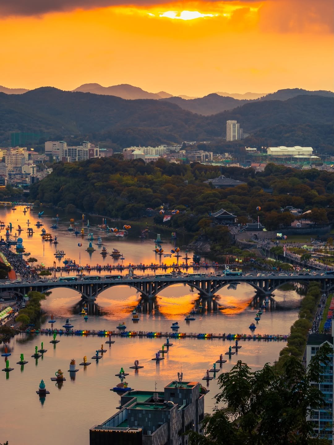 kumas_pic 게시물 이미지: 일몰의 시간에. 진주에서

유등축제 시작전에 바라보는 일몰입니다

올해도...