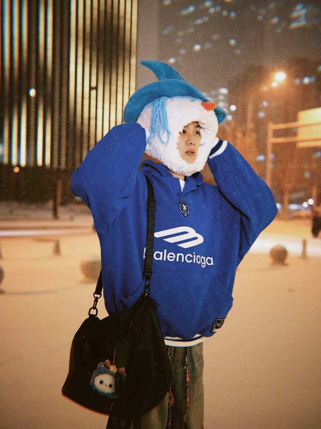 Photo by KUN on December 12, 2025. May be an image of duffle coat, overcoat, parka, turtleneck, snowsuit, raincoat, eye patch and text that says 'alenciaga'.
