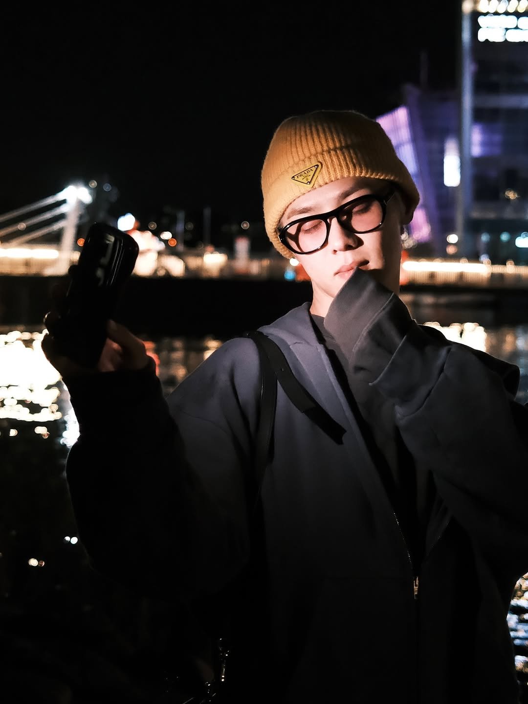 Photo by KUN on October 28, 2025. May be an image of duffle coat, cigarette, beret and night.
