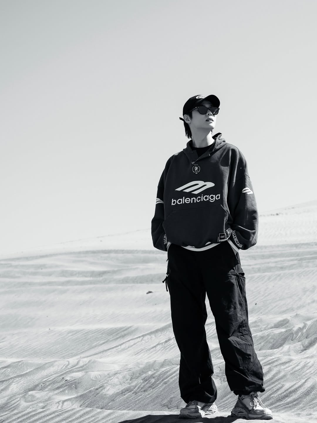 Photo by KUN on February 22, 2026. May be a black-and-white image of sportswear, glasses, outdoors and text.