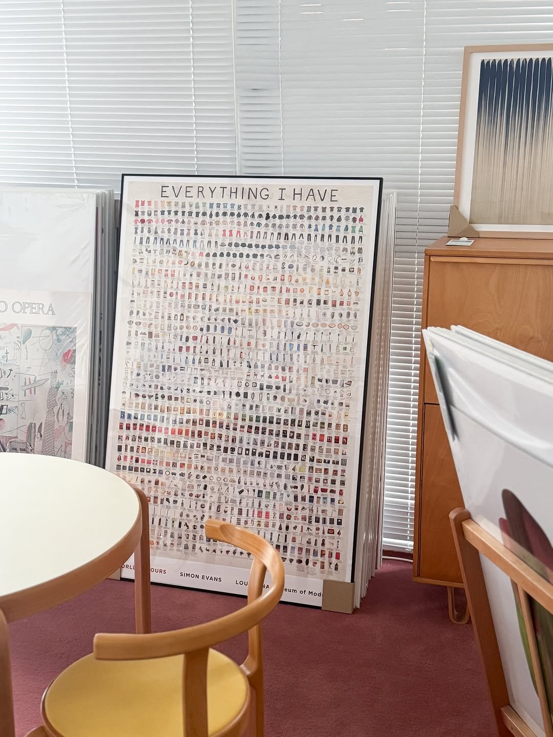 Photo by 쿠나장롱, 아트포스터샵 on September 06, 2025. May be an image of rack, newspaper, armchair, indoors, office and text.