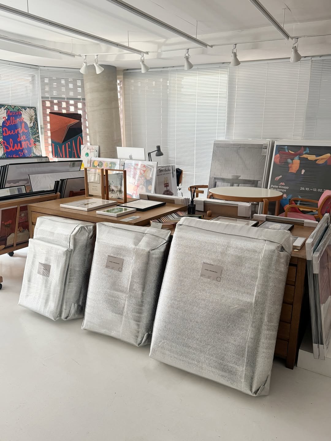 아트포스터 포스터쇼룸 포스터샵 인테리어액자 성수동쇼룸