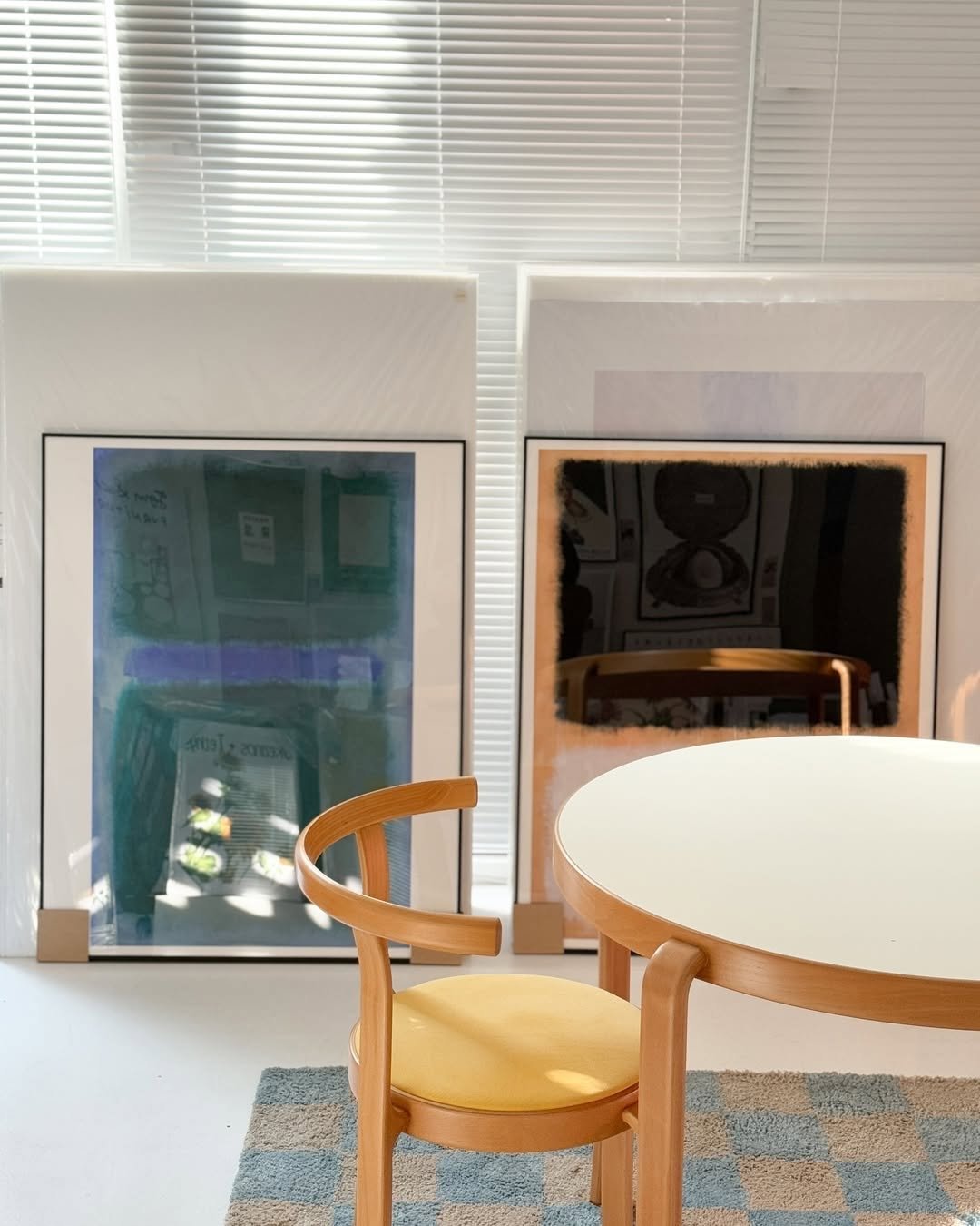 Photo by 쿠나장롱, 아트포스터샵 on February 01, 2026. May be an image of picture frame, dining table, indoors and text.