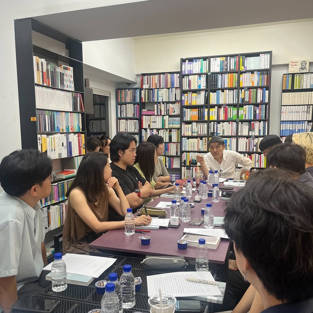 Photo by 궁리출판 on July 30, 2025. May be an image of one or more people, people studying, book, bureau, office and text.