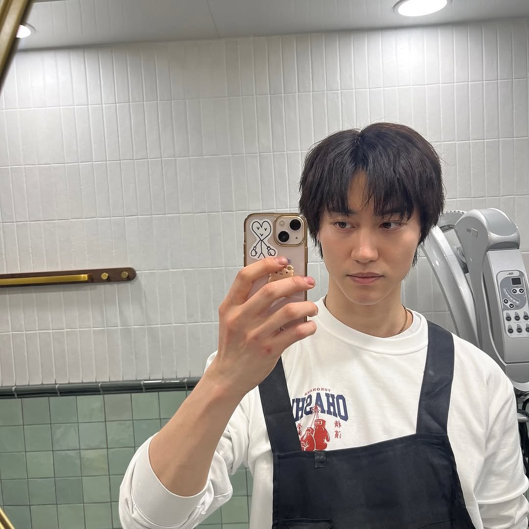 Photo by 곽동연 on March 06, 2026. May be a selfie of one or more people, hair, mirror, apron, top and text.