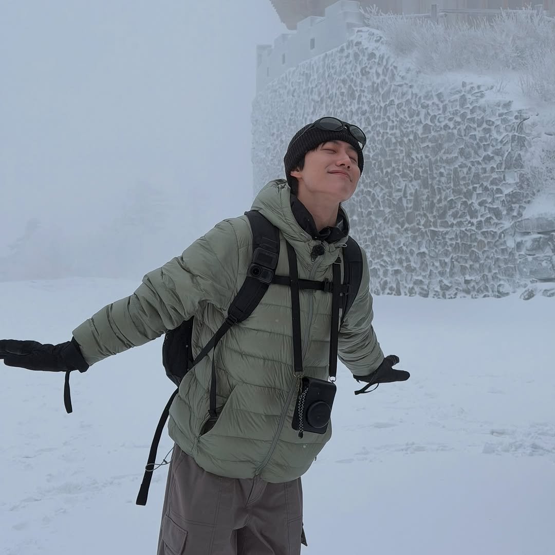 Photo shared by 곽동연 on March 14, 2026 tagging @kwakdongyeon0. May be an image of standing, parka, ski slope, snow and text.