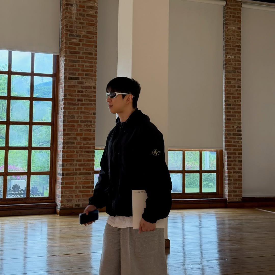 kwon_patt 게시물 이미지: 왜 실내에서 썬그리를 끼냐고?
광고받았는데 밖에 비오니까.

왜 오라는 짐웨어는 안올까
