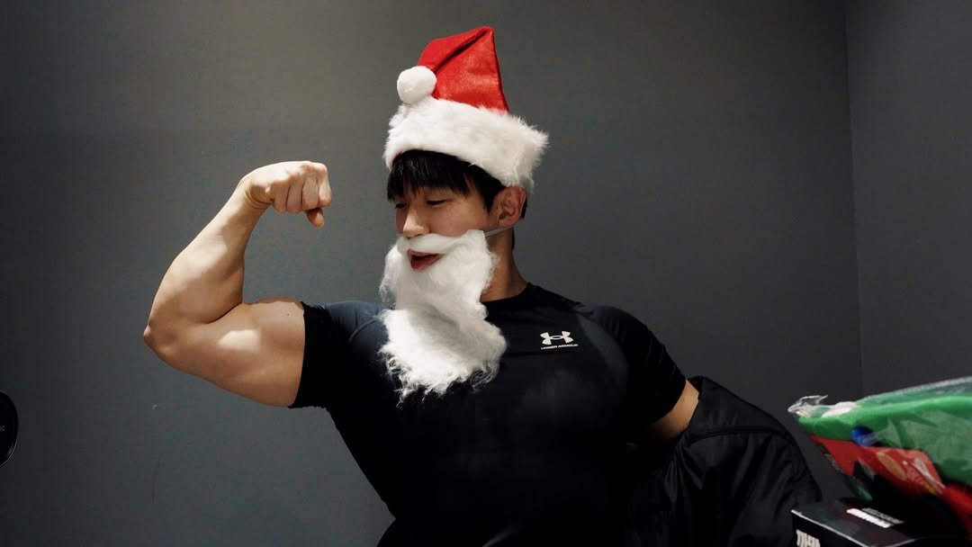 Photo by 권범준 on December 17, 2025. May be an image of one or more people, beard, biceps, people bodybuilding, barbell and text.