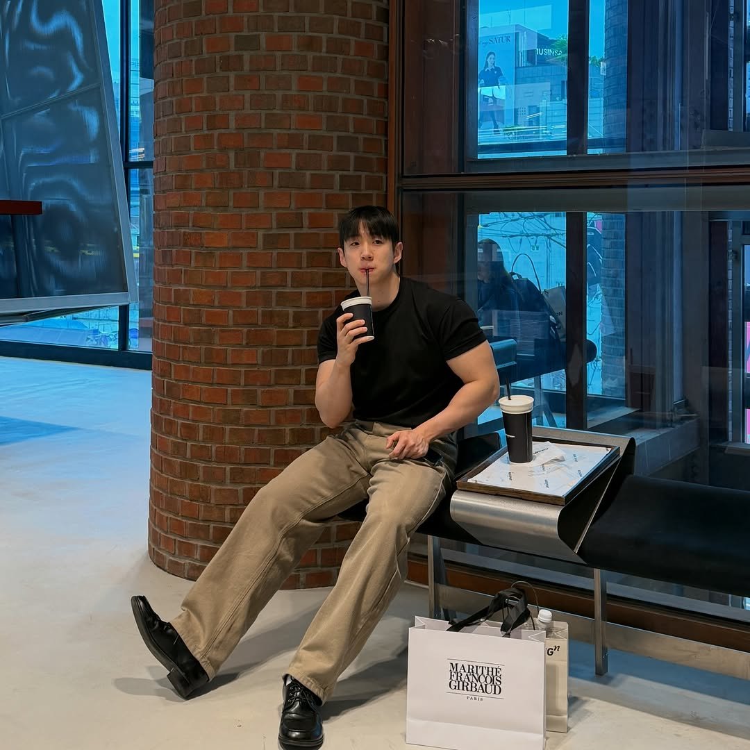 Photo by 권범준 on April 27, 2026. May be an image of studying, phone, cornflower and text.